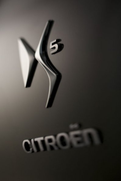 Das Logo des Citroen DS5 in einer Nahaufnahme