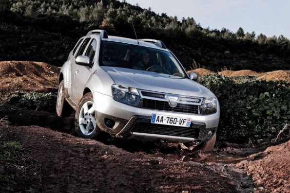 Frontansicht des Dacia Duster in einer Außenaufnahme