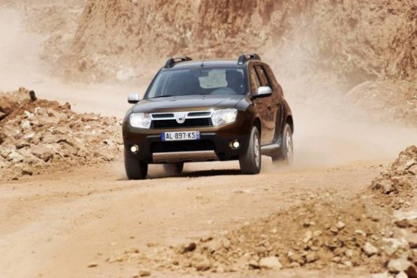 Eine Fahraufnahme des Dacia Duster zeigt dessen Frontansicth 