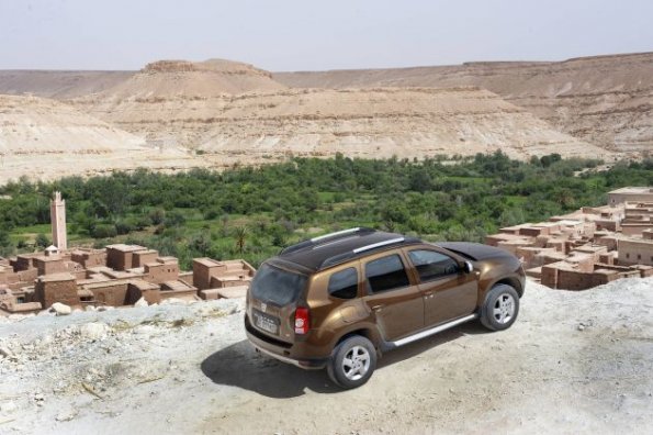 Heck- und Seitenansicht des Dacia Duster