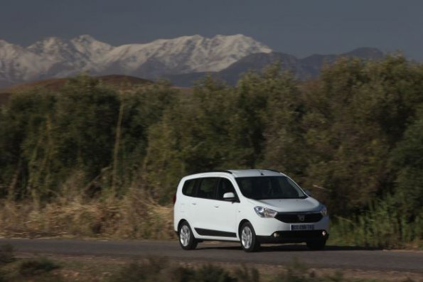 Außenaufnahme mit dem Dacia Loggy