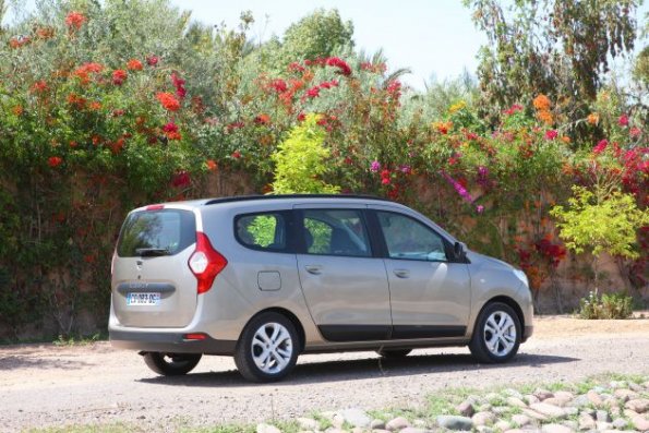 Die Heck- und Seitenpartie des Dacia Loggy