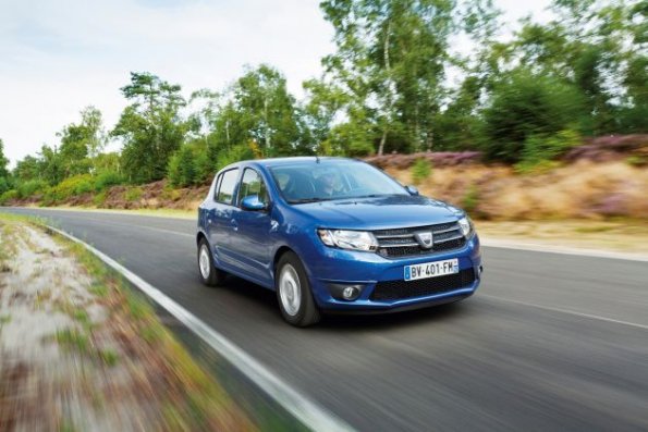 Die Front- und Seitenansicht des Dacia Sandero