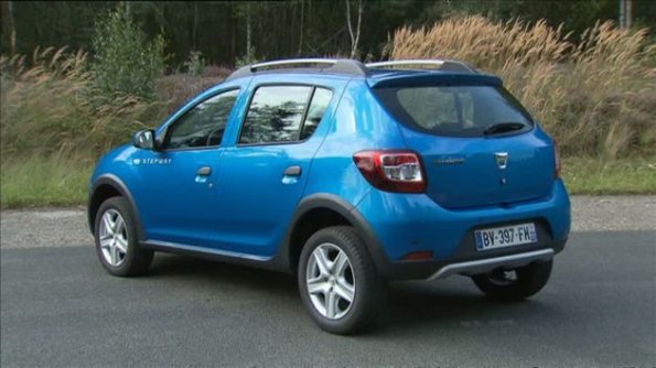 Die Aufnahme zeigt die Heck- und Seitenansicht des Dacia Sandero