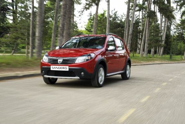 Front- / Seitenansicht des Dacia Sandero Stepway in einer Außenaufnahme