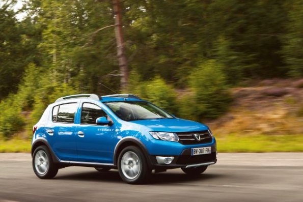 Die Front- und Seitenpartie des Dacia Sandero