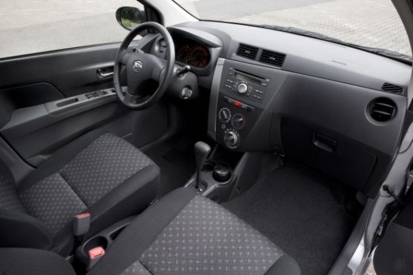 Die vordere Sitzreihe mit Armaturentafel im Daihatsu Cuore