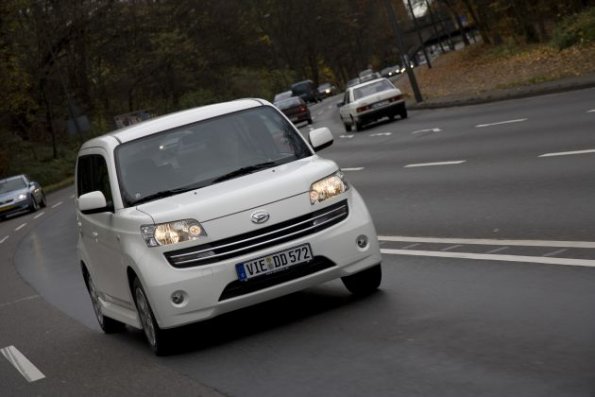 Der Daihatsu Materia von vorn aufgenommen 