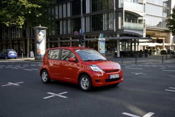 Front- und Seitenansicht des Daihatsu Sirion