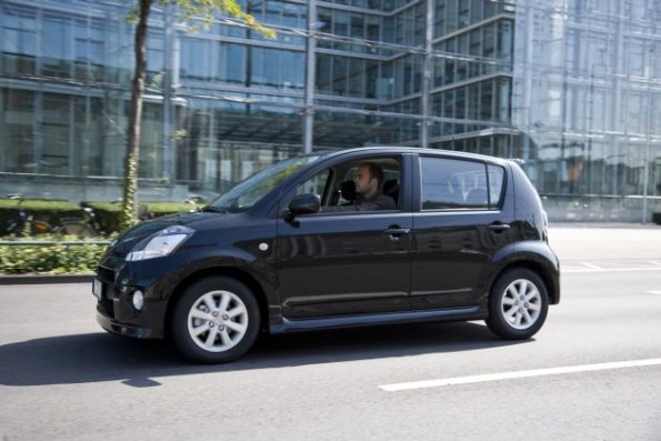 Seitenansicht des Daihatsu Sirion