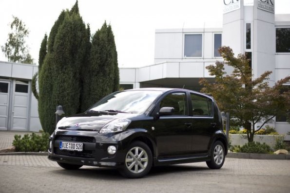 Die  Front- und Seitenpartie des Daihatsu Sirion