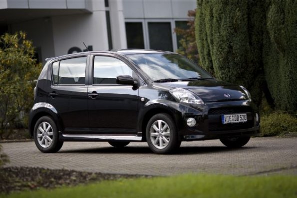 Front- und Seitenansicht des Daihatsu Sirion