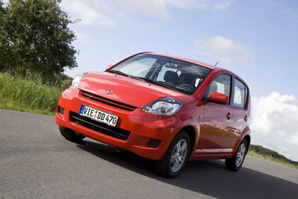 Front- und Seitenansicht des Daihatsu Sirion