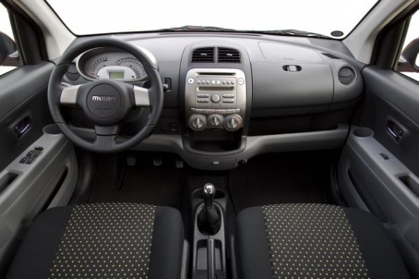 Cockpit und Armaturen des Daihatsu Sirion