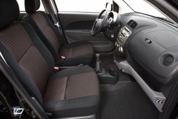 So sitzen Fahrer und Beifahrer im Daihatsu Sirion