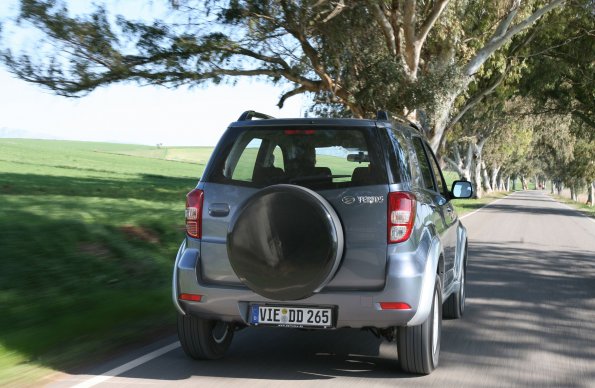 Eine Außenaufnahme des Daihatsu Terios in der Heckansicht