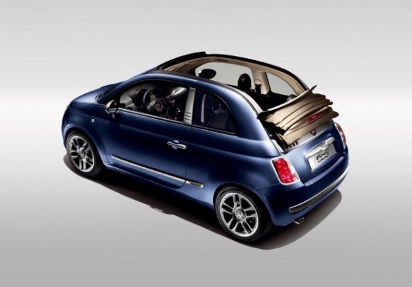 Der Fiat 500 C von schräg oben fotografiert mit geöffnetem Softtop.