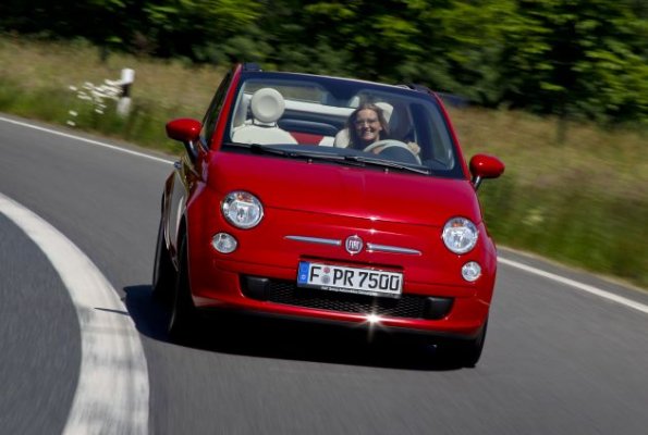 Eine Fahraufnahme zeigt den Fiat 500 C in der Frontansicht: Vier Motoren stehen zur Verfügung, zwei Benziner, zwei Diesel