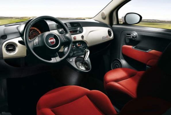 Die Armaturentafel im Fiat 500 C