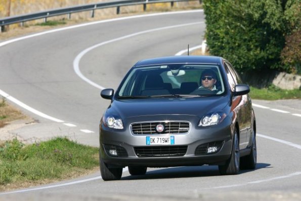 Der Fiat Croma in der Frontansicht unterwegs