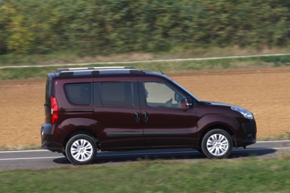 Die Außenaufnahme zeigt den Fiat Doblo im Profil