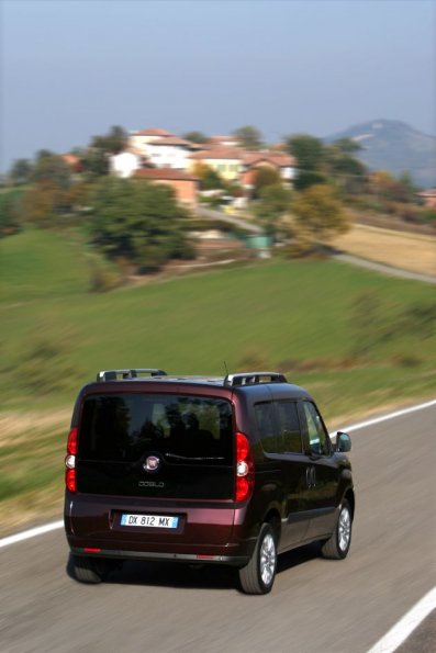 Der Fiat Doblo unterwegs, aufgenommen in der Heckansicht