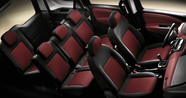 Ein Blick in den Innenraum des Fiat Doblo