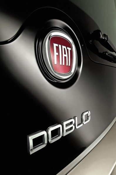 Detailaufnahme des Logos am Fiat Doblo