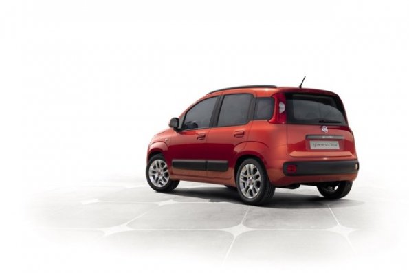 Die Heck- und Seitenpartie des Fiat Panda