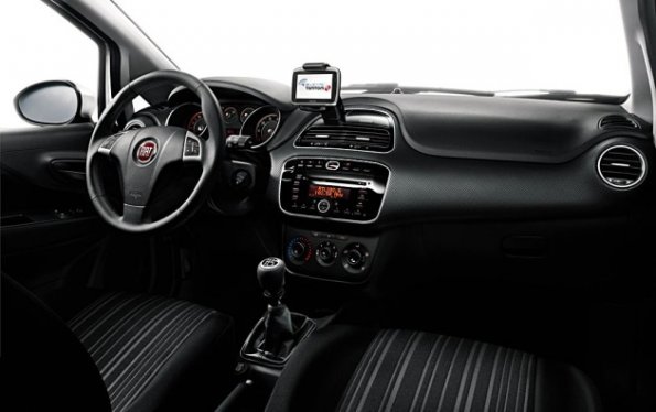 Die Armaturentafel im Fiat Punto 2012