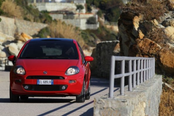 Die Außenaufnahme zeigt den Fiat Punto 2012 in der Frontansicht