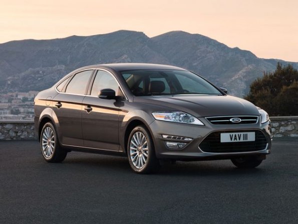 Der Ford Mondeo 2010 in der Front- und Seitenansicht