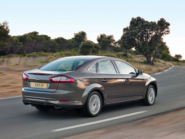 Eine Fahraufnahme des Ford Mondeo 2010: Hinten sind die Leuchten erneuert worden