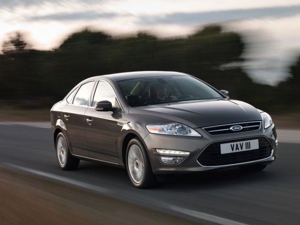 Die Frontpartie des Ford Mondeo 2010 mit erneuerten Grills, dem im Stoßfänger verbauten Tagfahrlicht und der konturierter gestalteten Motorhaube