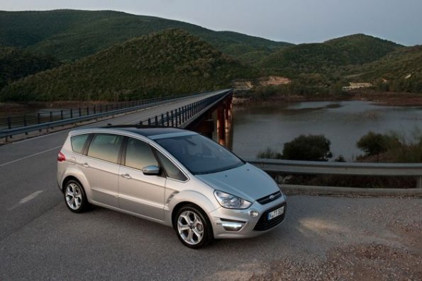 Der Van Ford S-Max in der Seitenperspektive