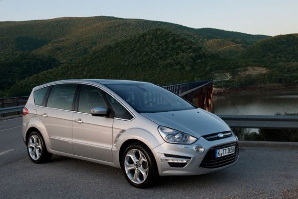 Seitenansicht des Ford S-Max: Neu an Bord ist ein Assistenzsystem für den Toten Winkel