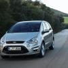 Frontansicht des Ford S-Max in einer Au&szlig;enaufnahme