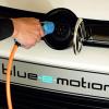 Laden statt Tanken: Der Golf blue-e-motion soll mit der Energie, die in der Lithium-Ionen-Batterie gespeichert ist, bis zu 150 Kilometer weit fahren k&ouml;nnen.