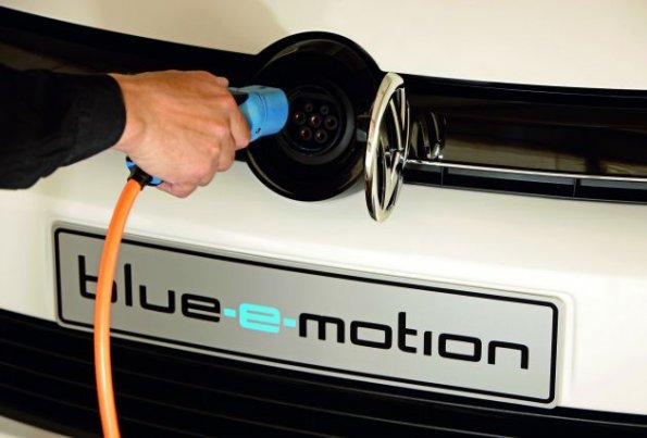 Laden statt Tanken: Der Golf blue-e-motion soll mit der Energie, die in der Lithium-Ionen-Batterie gespeichert ist, bis zu 150 Kilometer weit fahren können.