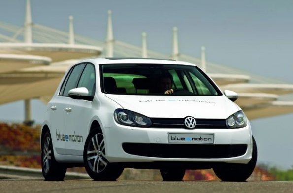 Golf blue-e-motion vor Windrädern: Richtig positiv wird ein Elektroauto erst mit regenerativer Energie