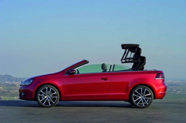 Das Verdeck schließt sich in dieser Aufnahme des neuen Golf Cabrio