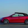 Fast geschlossen das VErdeck des neuen Golf Cabrio