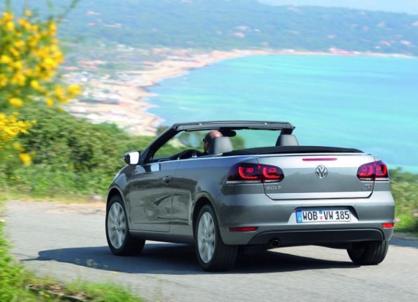 Heckansicht des neuen Golf Cabriolet mit geöffnetem Verdeck