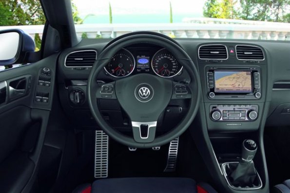 Die Aufnahme zeigt das Cockpit im neuen Golf Cabriolet