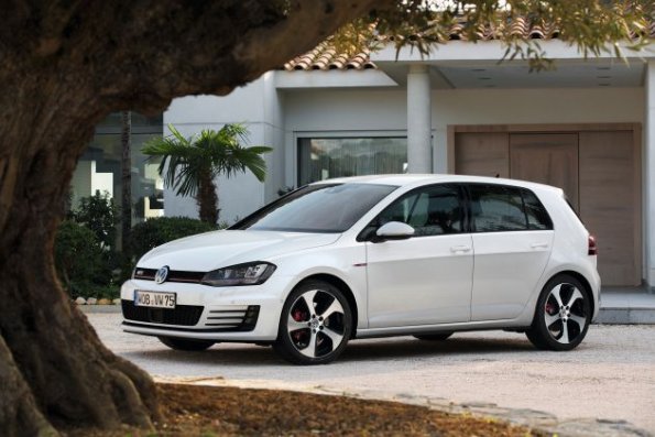 Die Fahrzeugfront des Golf GTI