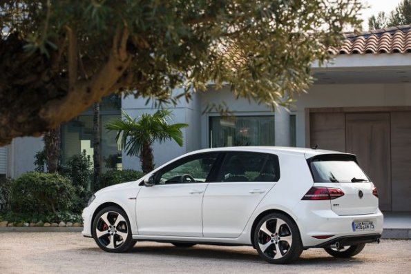 Die Seitenansicht des Golf GTI