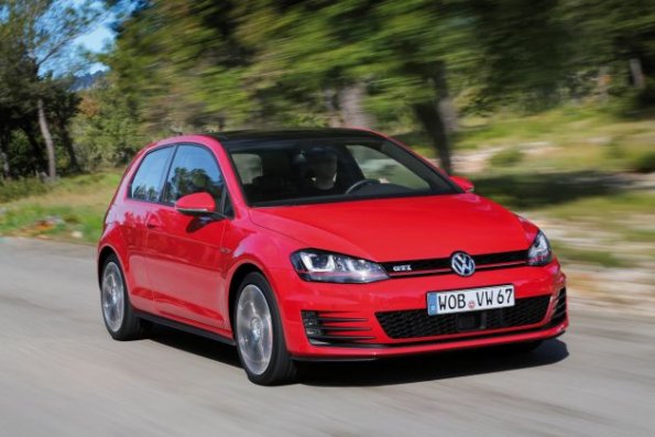 Die Fahrzeugfront des Golf GTI