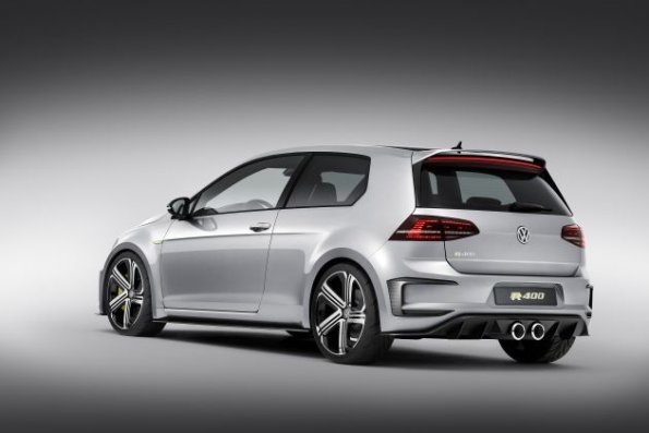 Heck- und Seitenpartie des VW Golf R 400