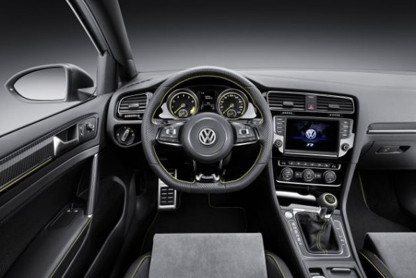 Cockpit des VW Golf R 400