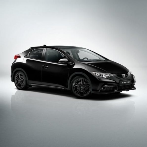 Die Front- und Seitenpartie des Honda Civic Black Edition 